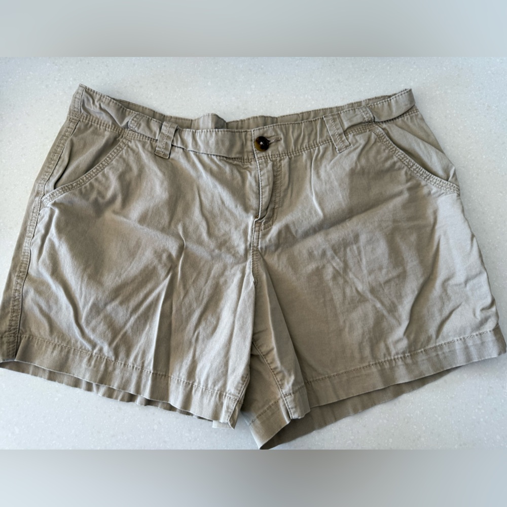 Size 16 Maurice’s tan shorts. Great condition.